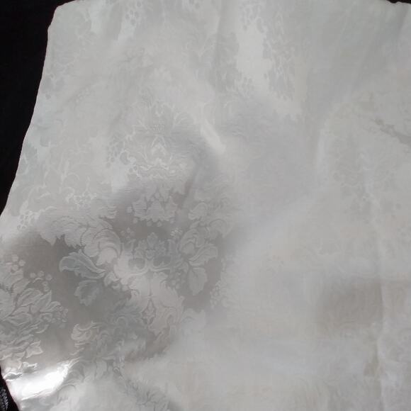 VINTAGE IVORY DAMASK FLORAL PATTERNED FULL SIZE TABLECLOTH, SATINY GORGEOUS! - Picture 4 of 12